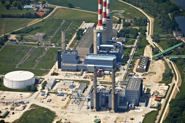 Arbeitet derzeit mit Verlust: Das Kraftwerk Irsching mit den hochmodernen Blöcken 4 (Mitte) und 5 (unten rechts). Bild: Eon