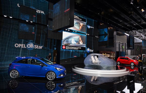 Der Opel Stand in Genf: Karl, Corsa OPC und OnStar stehen im Mittelpunkt. Bild: Opel