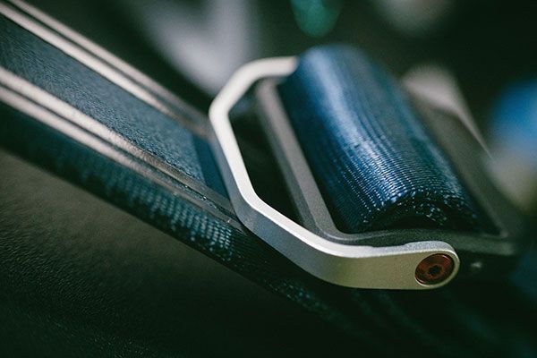 Zurrgurt liegt unter Spannung direkt auf einer scharfen Metallkante ohne Schutz. - Foto: pexels