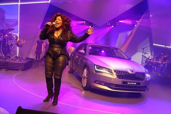 Der neue Skoda Superb III auf dem Premieren-Event mit Soul-Legende Chaka Khan. Bild: Skoda