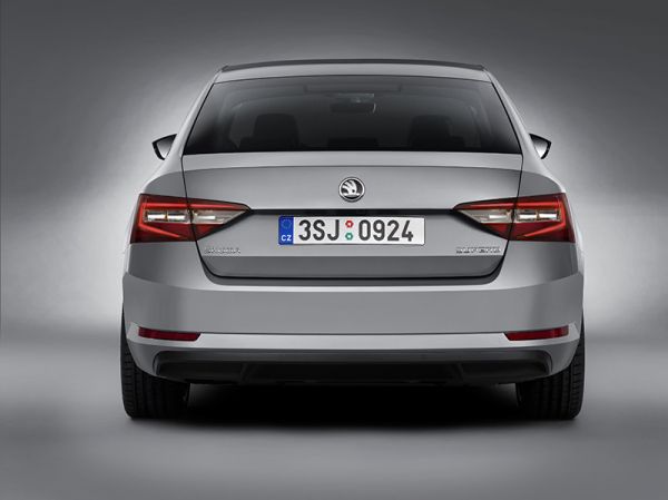 Ab Juni 2015 in Deutschland: Der neue Skoda Superb startet ab 24.590 Euro. Bild: Skoda.