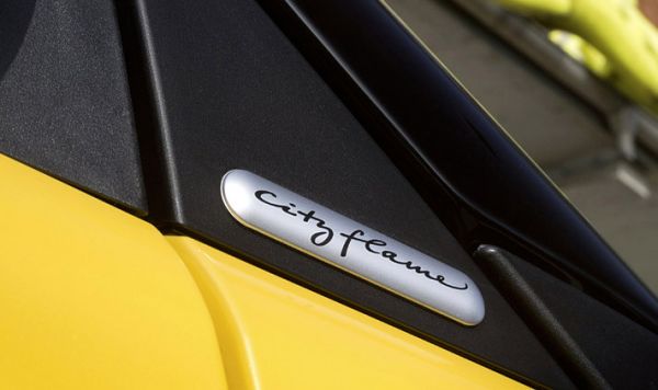 Der smart fortwo cityflame ist geschlossen und als Cabrio ab 14.490 Euro erhältlich. Bild: Mercedes