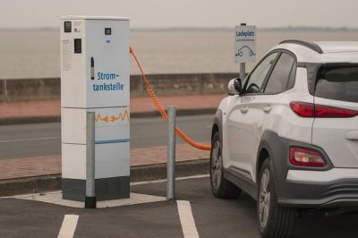 Elektroauto an der Ladesäule - im E-Auto-Abo bleibt das Restwertrisiko beim Anbieter. / Foto: A. Krebs auf pixabay.com