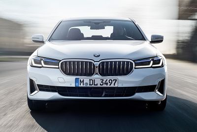 Augenfälligste Änderung beim Facelift des BMW 5er und 6er: Die Front wirkt nun deutlich breiter und flacher. Bild: BMW