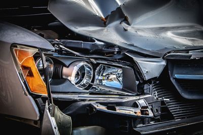 Ein Unfall ist schnell passiert - die Versicherung hilft. / Foto: Clark Van Der Beken auf Unsplash 