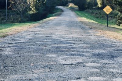 Die Straßen sind nicht überall in gutem Zustand. Wie Sie sich absichern, erfahren Sie hier. - Foto: susiespades, pixabay.com
